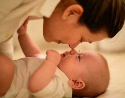 Matka pochylająca się nad swoim dzieckiem