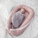 Niemowlę śpiące w kokonie