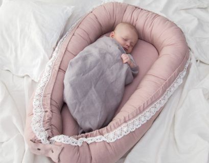 Niemowlę śpiące w kokonie