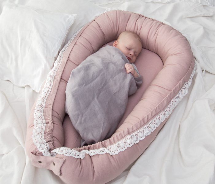 Niemowlę śpiące w kokonie